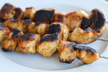 brochettes de poulet grillées dans une assiette