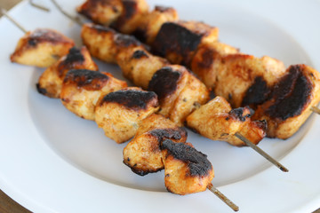 brochettes de poulet grillées dans une assiette
