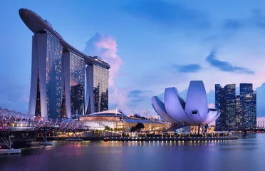 Fototapeten Singapore skyline at the Marina bay during twilight © TTstudio