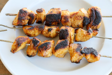 brochettes de poulet grillées dans une assiette