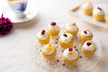 生クリームとカラフルなドライフルーツをトッピングしたプチカップケーキ