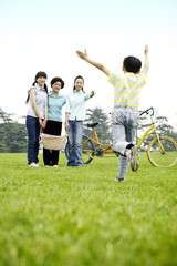 Obraz premium Family having fun in the park