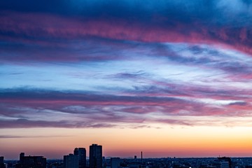 東京、夜明け、雲