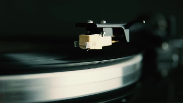 Automatic turntable starts playing vinyl disc