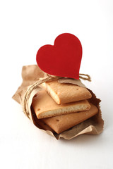 紙に包んだ食料支援物