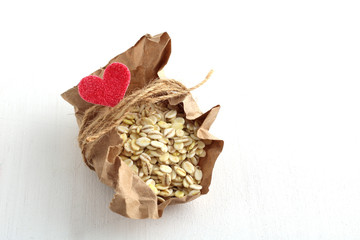 紙に包んだ食料支援物