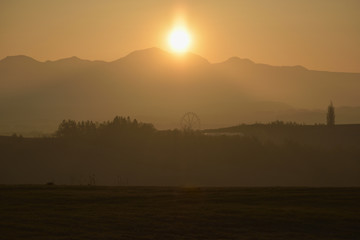 Fototapeta na wymiar 上富良野　朝日と丘の風景