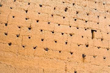 Fassade  mit Belüftungslöchern zur Luftzirkulation  in einer Kasbah - Marokko