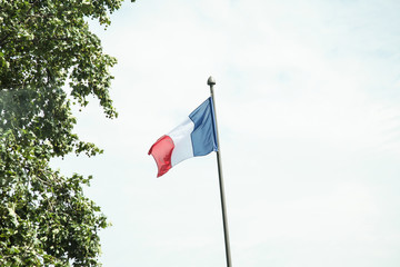 風にはためくフランス国旗