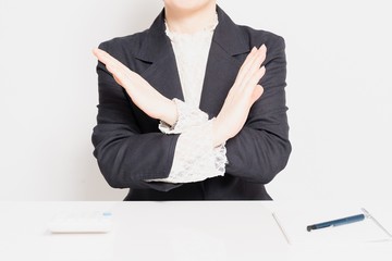NGのポーズをする女性
