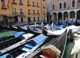 Fototapeta na wymiar gondolas moored without tourists in Venice due to the Corona Vir