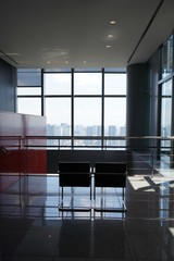 高層ビルの窓から外を見る　風景　長め　観光　東京