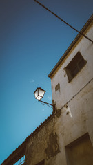 Fototapeta na wymiar Farola iluminada por el sol en el pueblo de El Barco de Avila en la sierra de Gredos