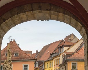 Altstadt Bamberg durch Rathaustor 