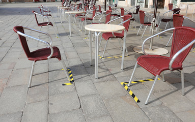 Signs on the ground to space the tables and chairs of an outdoor