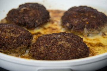 Frikadellen Gemüse Fleisch Paddys mit Kurkuma beim Anbraten in weißer Teflonpfanne mit Kokosöl, Produktbild