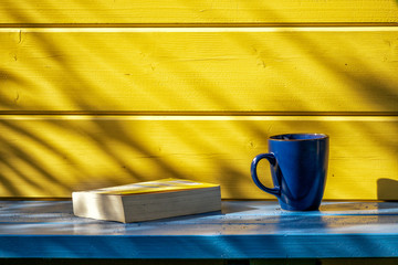 Sommermorgen auf der Gartenbank