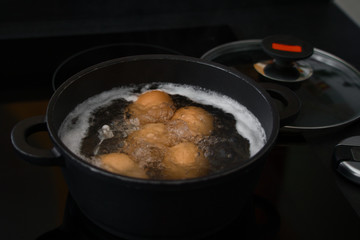 Fünf Bio Frühstückseier, Hühnereier kochen im Wasserbad