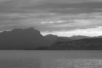Czarno-białe zdjęcia z widokiem na Alpejski góry i jezioro Lago Di Garda