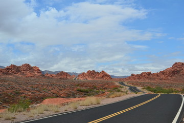 Fototapeta na wymiar Straße durchs Valley of Fire - USA- Nevada