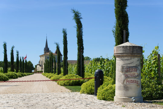 entr&eacute;e de la propri&eacute;t&eacute; Ch&acirc;teau La Fleur-Petrus sur le vignoble de Pomerol dans le bordelais en France en mai 2020