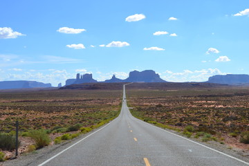 Straße ins Monument Valley  - USA