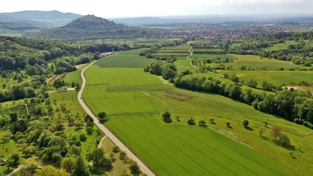 Flug &uuml;ber ein gr&uuml;nes Tal
