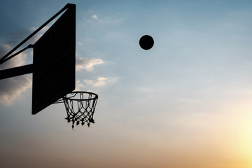 baloncesto al atardecer