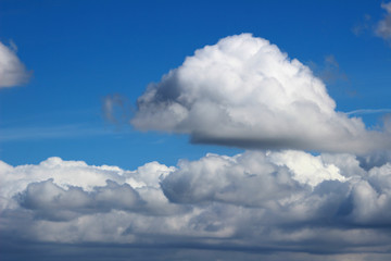 Nubes blancas y grises esponjosas con el cielo de fondo