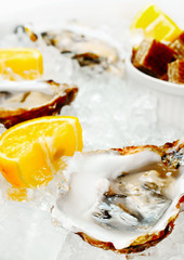 Dish of clams with lemon