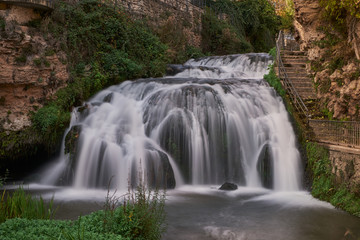 Fototapeta na wymiar Río con caída de agua en pequeñas cascadas