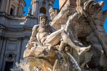 Przepięknie rzeźbione fontanny oraz katedra na Piazza Navonna w Rzymie. Słoneczny letni dzień. Włochy, Europa - obrazy, fototapety, plakaty