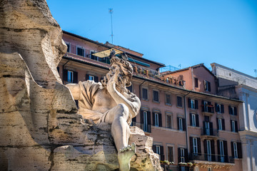 Przepięknie rzeźbione fontanny oraz katedra na Piazza Navonna w Rzymie. Słoneczny letni dzień....