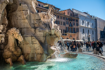 lazurowa woda w fontannie w Rzymie - obrazy, fototapety, plakaty