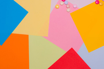 Bonbons multicolores pastel sur feuille de couleur