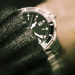 eine Armbanduhr mit Edelstahlarmband close up