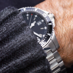 eine Armbanduhr mit Edelstahlarmband close up