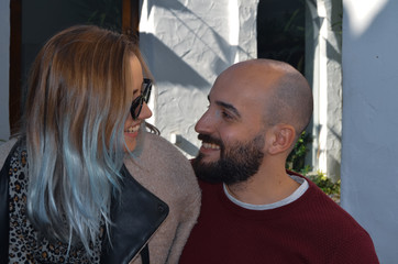 Pareja mirándose cara a cara en El Puerto de Santa María, Cádiz, España. 