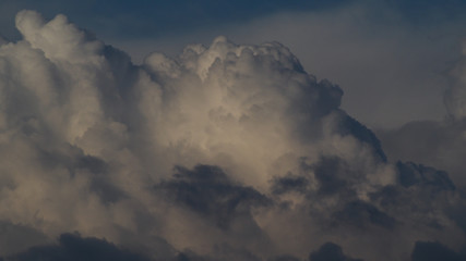 Cumulus congestus en développement, ciel menaçant et orageux