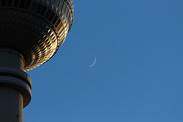 Berlińska wieża. Czyste niebieskie niebo i młody księżyc.