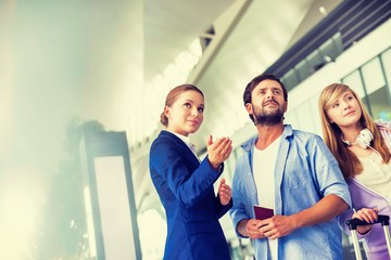 Obraz premium Mature man traveling with her sister while asking for assistance with the airport staff