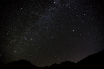 Fototapeta premium 奥日光の山から昇るカシオペア座とアンドロメダ座、ペガスス座