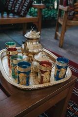 BANDEJA ARABE DE TE CON VASOS DE COLORES.