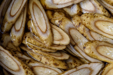 Slices of edible burdock, eliminate bitterness