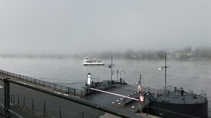 Fähre auf dem Rhein bei Königswinter im Nebel