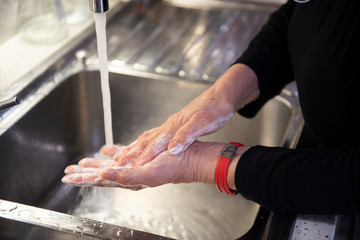 lavaggio di mani con acqua e sapone per prevenire il corona virus covid 19