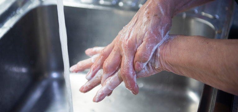 lavaggio di mani con acqua e sapone per prevenire il corona virus covid 19