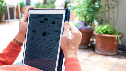 cruciverba su smart device per anziani durante il periodo del covid 19