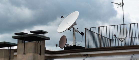 antenna parabolica per la ricezione di contenuti multimediali