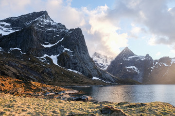 Besneeuwde bergen aan de wereldberoemde Reinefjorden.